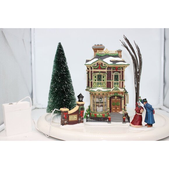 Dept 56 Dickens Village - Victorian Family Christmas House Gift Set - Picture 1 of 11
